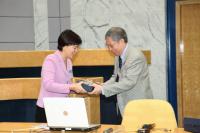 Prof. Chan Wai-Yee presents souvenir to Prof. Nancy Y. Ip, Dean of School of Science, HKUST and Academician, CAS
